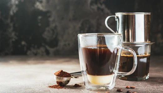 L'immagine mostra 1 tazza di caffè vietnamita con una caraffa