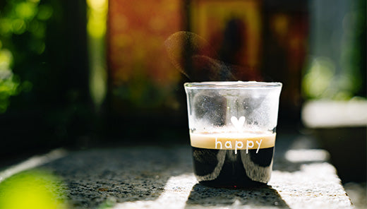 L'immagine mostra una tazzina di caffè