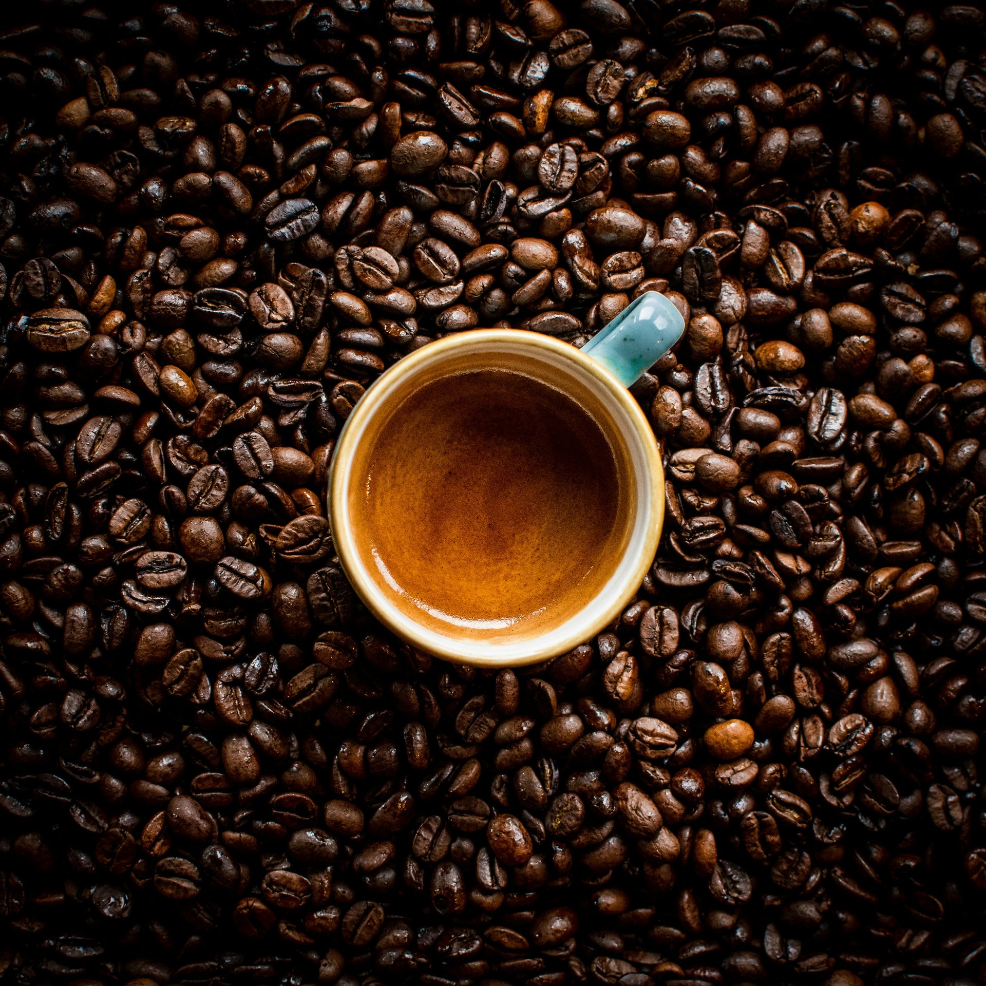 una tazzina di caffè con dei grani