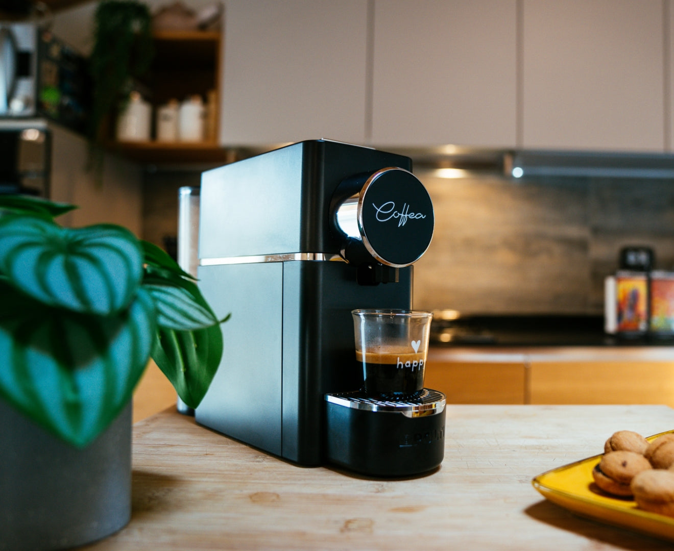 L'immagine mostra un macchina del caffè in cucina
